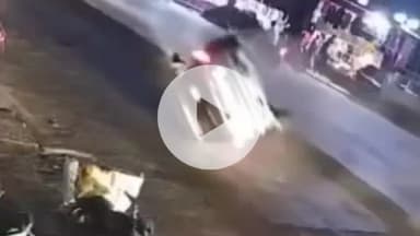 पचपदरा: राम सेतु ओवर ब्रिज, नीलम सिनेमा के पास तेज़ रफ्तार कार डिवाइडर से टकराई और अनियंत्रित होकर पलटी, वीडियो हुआ वायरल