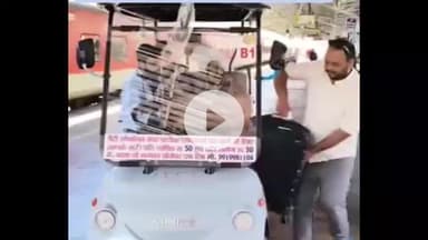 देहरादून: देहरादून रेलवे स्टेशन पर यात्रियों के लिए शुरू हुई ई-कार सेवा, प्लेटफार्म से बाहर तक पहुंचेगी केवल 50 रुपये में