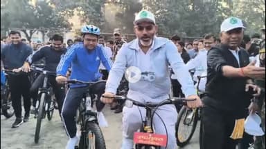 गिरिडीह: झारखंड राज्य स्थापना के 25 वर्ष पूरे होने पर झंडा मैदान से जिला प्रशासन ने निकाली साइकिल रैली