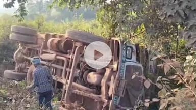 किस्को: किस्को पाखर मुख्य मार्ग पर खाई में गिरी ट्रक, वाहन क्षतिग्रस्त