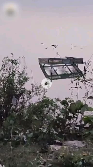 जतारा: तेज रफ्तार लोडिंग वाहन तालाब में डूबा, मोड़ पर खोया नियंत्रण, शराब के नशे में दो युवक हिरासत में