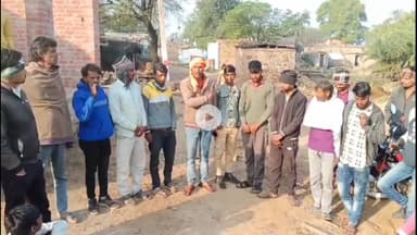 शिवपुरी: कुंवरपुर पंचायत भवन के निर्माण स्थल को लेकर ग्रामीणों में नाराज़गी, कलेक्टर से जांच की मांग