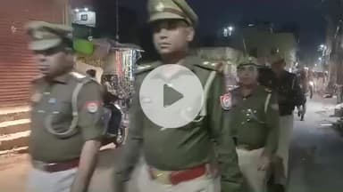 तिलहर: कोतवाल ने पुलिस फोर्स के साथ नगर क्षेत्र के मुख्य बाजार और सार्वजनिक स्थलों पर पैदल गश्त की, दिए दिशा-निर्देश