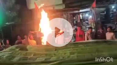 बिधूना: दिल्ली के लाल किले के पास हुए धमाके के विरोध में अछल्दा कस्बे में आतंकवाद के खिलाफ फूंका गया पुतला