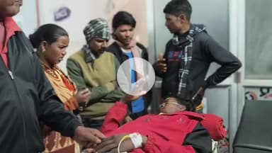 लोहरदगा: ओयना के पास पेड़ से टकराकर बाइक सवार युवक गंभीर रूप से घायल, अस्पताल में भर्ती