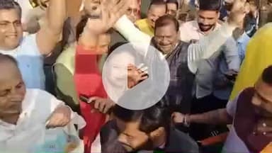 झांसी: बिहार चुनाव में NDA की जीत पर झांसी के भाजपा कार्यकर्ताओं ने इलाइट चौराहे पर आतिशबाजी की और ढोल नगाड़ों पर नाचे