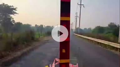झांसी: बल्लमपुर क्षेत्र में नई बनी सड़क के बीचोबीच खड़ा बिजली का खंभा, दुर्घटना को दे रहा दावत, वीडियो हुआ वायरल