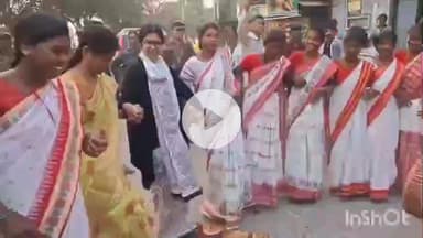 मेदिनीनगर (डालटनगंज): झारखंड स्थापना दिवस की पूर्व संध्या पर JSLPS के जतरा मेला में पलामु डीसी महिलाओं के साथ मांदर की थाप पर झूमीं