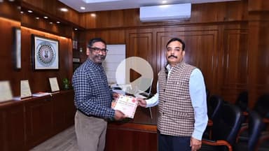 कांके: कांके रोड स्थित सीएम आवास में सीएम को झारखंड हाईकोर्ट के सिल्वर जुबली समारोह में शामिल होने का मिला निमंत्रण