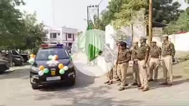 झांसी: नई डायल 112 गाड़ियों को एसएसपी झांसी ने वरिष्ठ पुलिस अधीक्षक कार्यालय से हरी झंडी दिखाकर रवाना किया