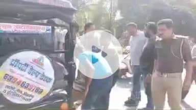 झांसी: फायर ब्रिगेड कार्यालय के सामने हुआ एक्सीडेंट, चार पहिया वाहन ने टू व्हीलर को मारी टक्कर, एक युवक घायल