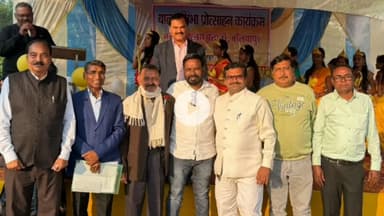 बलियापुर: विधायक महतो ने बाल दिवस पर नेहरू जी की तस्वीर पर पुष्प अर्पित कर कार्यक्रम का शुभारंभ किया