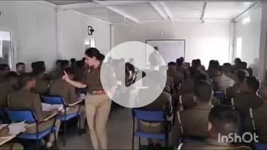 बांदा: सहायक पुलिस अधीक्षक/क्षेत्राधिकारी लाइन ने रिक्रूट आरक्षियों की इंडोर कक्षा का किया निरीक्षण