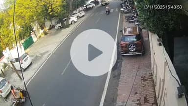 झांसी: वन विभाग के सामने तेज रफ्तार ऑल्टो कर ने एक्टिवा सवार 2 युवकों को मेरी टक्कर, युवक हवा में उछलकर गिरे, कार चालक हुआ फरार