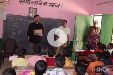 हरदोई: डीएम ने बाल दिवस के अवसर पर प्राथमिक विद्यालय में पहुंचकर बच्चों को गिफ्ट एवं चॉकलेट वितरित कीं, दी बधाई