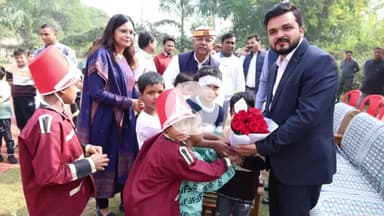 रामपुर: शुक्रवार को राजकीय बाल गृह में जिलाधिकारी अजय कुमार द्विवेदी ने बच्चों के साथ मनाया बाल दिवस