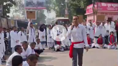 गाज़ीपुर: गाजीपुर के महुआ बाग चौराहे पर महर्षि स्वशासी मेडिकल कॉलेज के छात्रों ने नशा मुक्ति के लिए किया नुक्कड़ नाटक