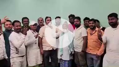 कोईलवर: कोईलवर नगर पंचायत में एनडीए प्रत्याशी राधाचरण साह की जीत पर जश्न, एक-दूसरे को मिठाई खिलाकर मनाया गया जश्न