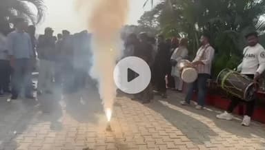 रामपुर: बिहार में एनडीए की जीत पर भाजपाइयों ने भारत गार्डन गेट पर आतिशबाजी कर जश्न मनाया, भाजपाइयों ने कहा- ये मोदी की जीत है