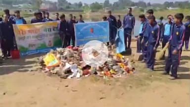 सिमडेगा: मुख्यमंत्री उत्कृष्ट विद्यालय के एनसीसी कैडेट्स ने 'मेरी माटी मेरा देश' के तहत चलाया स्वच्छता अभियान