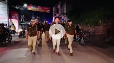शाहजहांपुर: पुलिस अधीक्षक ने थाना कोतवाली क्षेत्र में सुरक्षा व्यवस्था सुदृढ़ीकरण के लिए पुलिस अधिकारियों और बल के साथ पैदल गश्त की