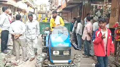 मथुरा: रंगेश्वर मंदिर मार्ग पर नगर निगम ने तीसरे दिन भी अतिक्रमण हटाने की कार्रवाई की, मार्ग हुआ सुगम