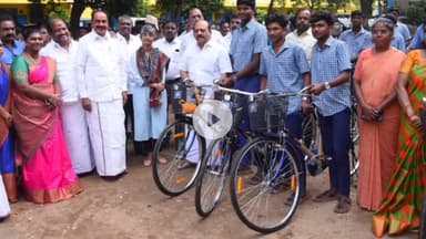 பல்லாவரம்: புனித தெரசா பெண்கள் மேல்நிலைப்பள்ளியில் மிதிவண்டிகள் வழங்கும் விழா அமைச்சர் பங்கேற்பு