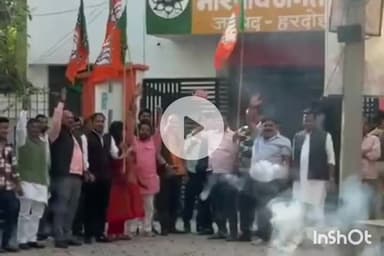 हरदोई: एनडीए गठबंधन की जीत का जश्न भाजपाइयों ने लड्डू बांटकर और पटाखे दगाकर मनाया