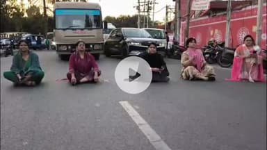 देहरादून: महिला कांग्रेस ने शौचालय बंद होने पर किया सड़क जाम, सरकार के खिलाफ नारेबाजी