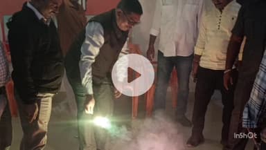 नौतनवा: बिहार में एनडीए की भारी बढ़त पर नौतनवा के कार्यकर्ताओं में खुशी की लहर, पटाखे छोड़े गए