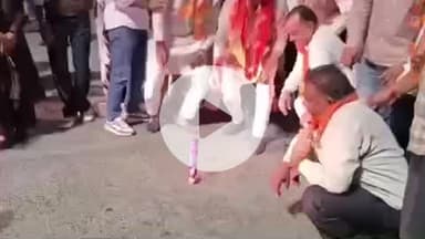 बाड़मेर: बिहार में NDA की जीत पर बाड़मेर में जश्न, भाजपा कार्यकर्ताओं ने बांटी मिठाई और फोड़े पटाखे