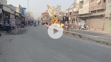 ਕੋਟਕਪੂਰਾ: ਮੁਕਤਸਰ ਮੋੜ ਦੇ ਡਿਵਾਈਡਰ ਉੱਪਰ ਬੋਰੀਆਂ ਨਾਲ ਲੱਦਿਆ ਚੜਿਆ ਟਰੱਕ ਟਰੈਫਿਕ ਹੋਇਆ ਜਾਮ, ਹਾਈਡਰਾ ਮੰਗਵਾ ਪੁਲਿਸ ਨੇ ਕਰਵਾਇਆ ਪਾਸੇ