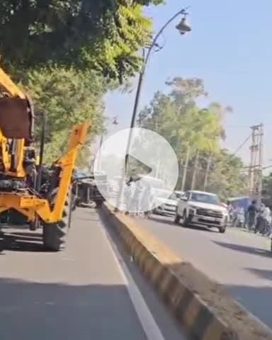जगाधरी: यमुनानगर जगाधरी रोड पर अनियंत्रित ट्रैक्टर-ट्रॉली डिवाइडर पर चढ़ी, टला बड़ा हादसा