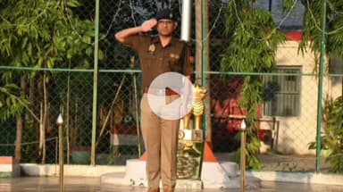 ललितपुर: पुलिस अधीक्षक ने रिज़र्व पुलिस लाइन्स में साप्ताहिक परेड की सलामी लेकर परेड का निरीक्षण किया और आवश्यक निर्देश दिए