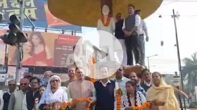 झांसी: कांग्रेसियों ने जवाहरलाल नेहरू की जयंती मनाई, इलाइट चौराहे पर प्रतिमा पर किया माल्यार्पण