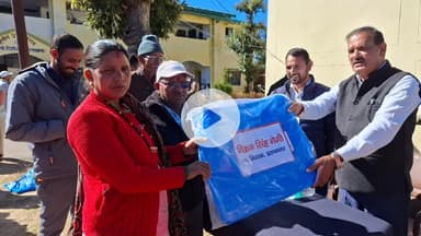 टिहरी: प्रताप नगर के विधायक विक्रम सिंह नेगी ने ओण एवं रैका पट्टी के आपदा प्रभावितों को राहत सामग्री बांटी