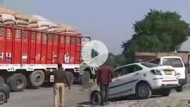 झांसी: झांसी-कानपुर राष्ट्रीय राजमार्ग 27 पर जल्दी निकलने की हड़बड़ी में कार डिवाइडर में फंसी, वीडियो हुआ वायरल