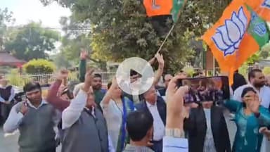 जगाधरी: बिहार में बीजेपी को बढ़त मिलने पर यमुनानगर विधायक कार्यालय में कार्यकर्ताओं ने ढोल-नगाड़ों से मनाई खुशियां