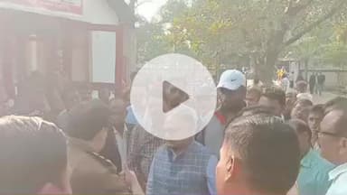 प्रतापगढ़: सीतापुर जनपद के पट्टी मेले में दुकान लगाने आए दुकानदार ने कोतवाल पर लात से मारने का लगाया आरोप