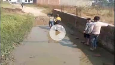 नौगावां सादात: नौगांवा के मोहल्ला हाता में मुख्य रास्ते पर जल भराव, लोगों ने किया प्रदर्शन