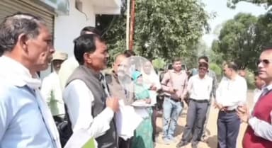 मतदाता सूची पुनरीक्षण 2026: कलेक्टर ने बीएलओ ऐप एंट्री कराई, ग्राम पोंड़ी निटर्रा में गणना प्रपत्र वितरण