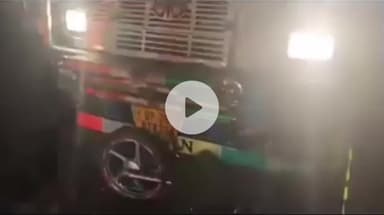 शाहजहांपुर: बाइक को बचाने के चक्कर में तेज रफ्तार ट्रक रोड के किनारे खड़े पेड़ से टकराया, बड़ा हादसा टला