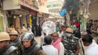 दालमंडी में वाराणसी विकास प्राधिकरण की कार्रवाई से हड़कंप, अवैध निर्माण को किया जा रहा ध्वस्त