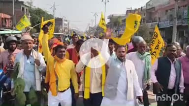 महाराजगंज: सक्सेना चौक से गोंड समाज के लोगों ने बिरसा मुंडा की जयंती पर निकाली पद यात्रा