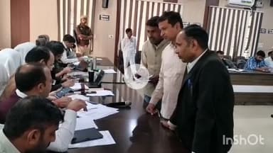 बांदा: सदर सम्पूर्ण समाधान दिवस में परशुराम तालाब इलाके के लोगों ने सड़क व नाली बनवाने की अधिकारियों से की मांग