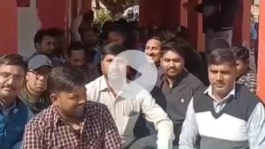 तिलहर: तहसील परिसर में लेखपालों ने पांच समस्याओं को लेकर किया धरना प्रदर्शन