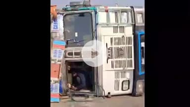 झांसी: सिजवाहा तिराहे के पास हाईवे पर जीएसटी टीम को देखकर भागा परचून भरा ट्रक बेकाबू होकर पलटा, ड्राइवर गंभीर रूप से घायल