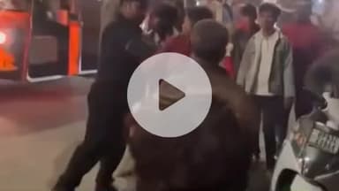 झांसी: नंदनपुरा रोड पर दो बाइकों की भिड़ंत के बाद विवाद, मारपीट से पहले पहुंची पुलिस, वीडियो हुआ वायरल