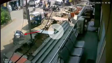 झांसी: श्रीजी हॉस्पिटल के सामने एक दिव्यांग की इलेक्ट्रिक साइकिल हुई चोरी, वीडियो आया सामने