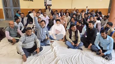 हरदोई: लेखपालों ने समाधान दिवस का किया बहिष्कार, सदर तहसील में धरना-प्रदर्शन कर मुख्यमंत्री को संबोधित ज्ञापन एसडीएम को सौंपा